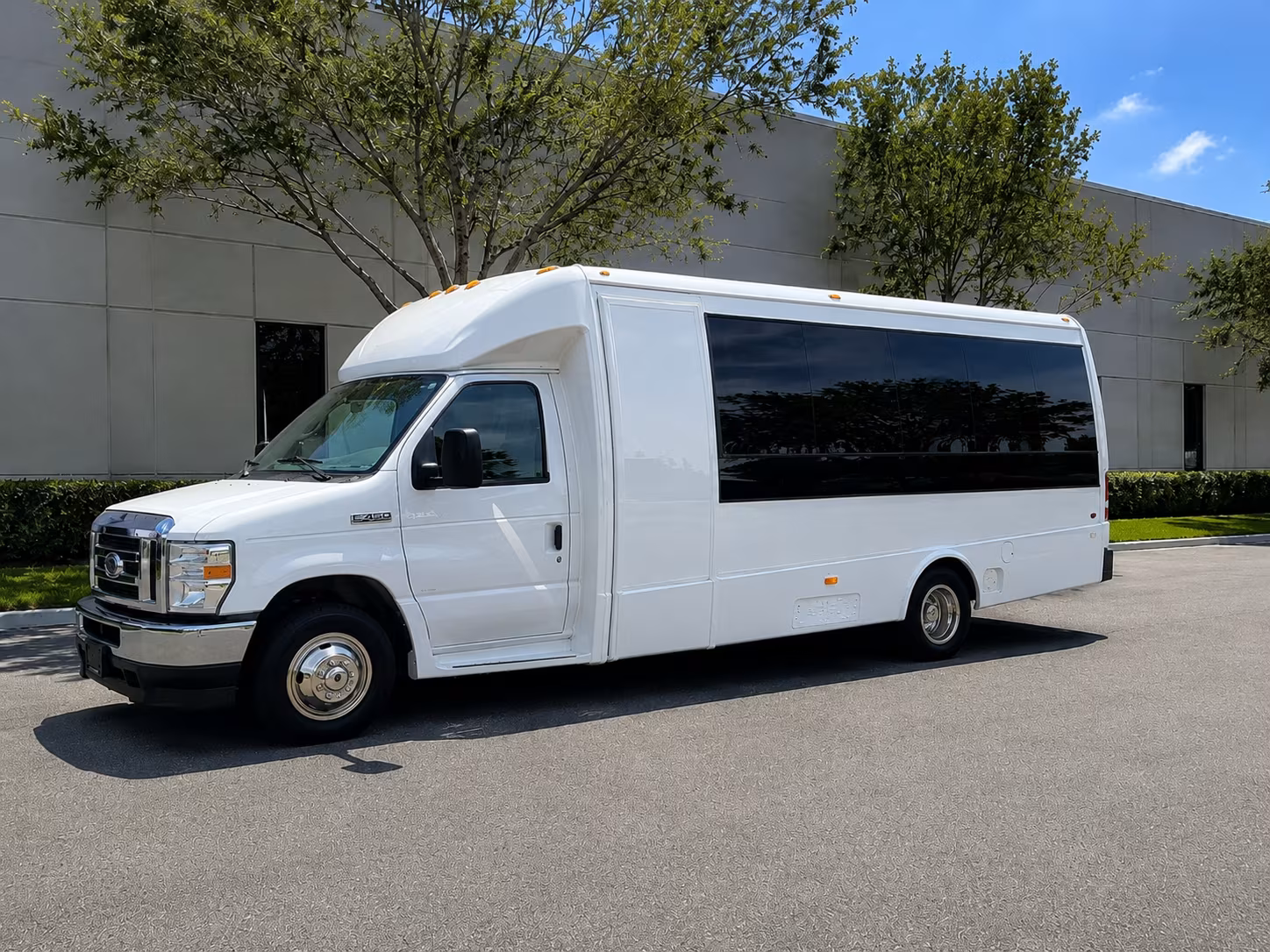 corporate airport transfer buses between troy and detroit metropolitan airport